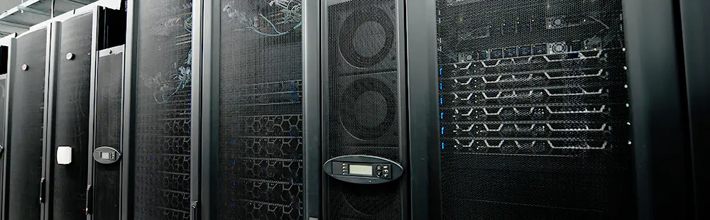 Servidores en rack dentro de un datacenter